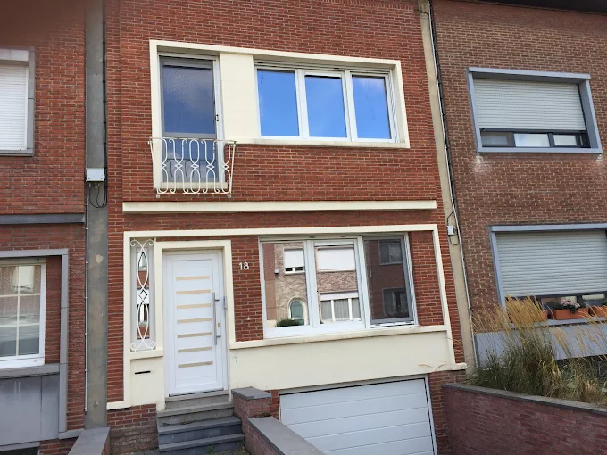 Renovatie met ramen en voordeur